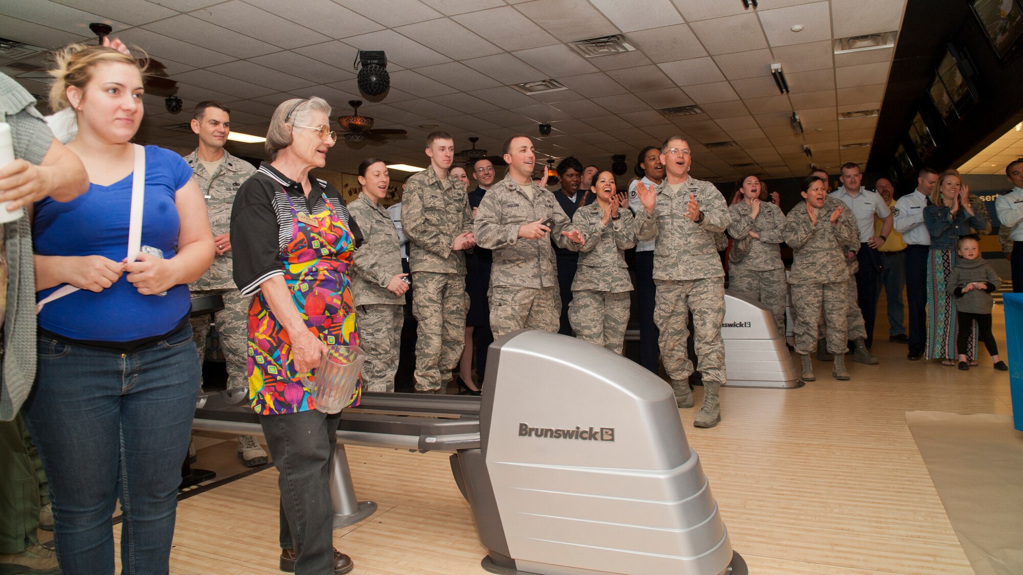 Members of Team Holloman cheer on Airmen participating in the Airman vs. Food eating competition at Holloman Air Force Base, N.M., March 13. Ace’s Ten Pin Cantina at the HAFB bowling alley hosted an eating competition in which participants had 20 minutes to eat five-pound burritos. (U.S. Air Force photo by Airman 1st Class Aaron Montoya / Released)