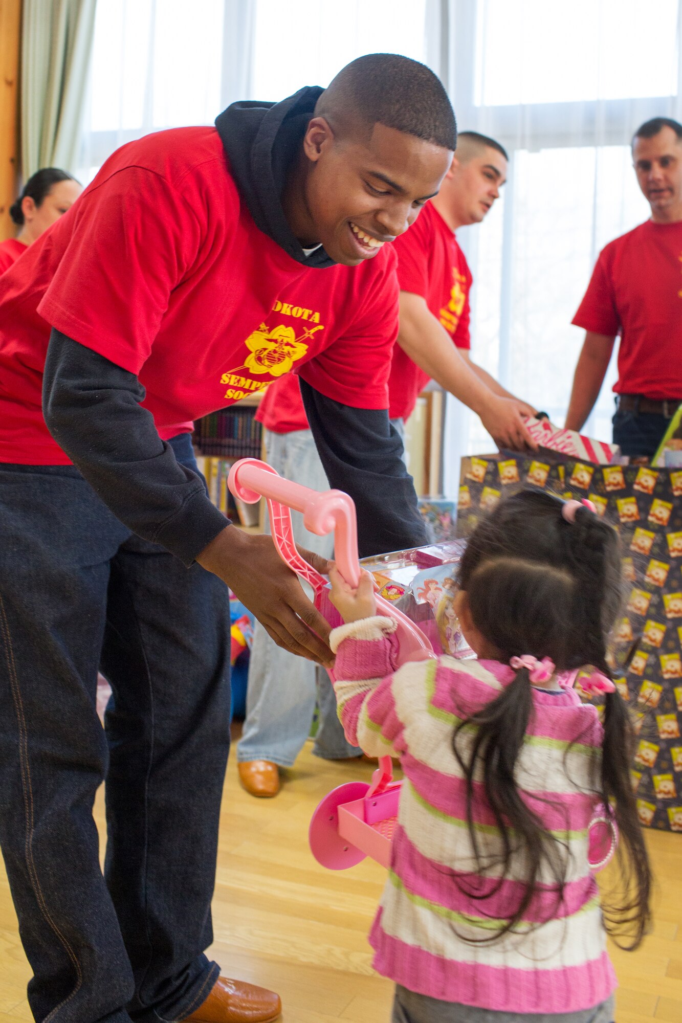 Marine Sgt. Lonnie Stowers, U.S. Forces Japan, presents a child with a toy at Ajiro
orphanage in Akiruno city, Tokyo, March 24, 2014, during the annual Semper Fi Society’s toy drop. The SFS at Yokota delivered more than 200 toys to the orphanage. (U.S. Air Force photo by Osakabe Yasuo/Released)
