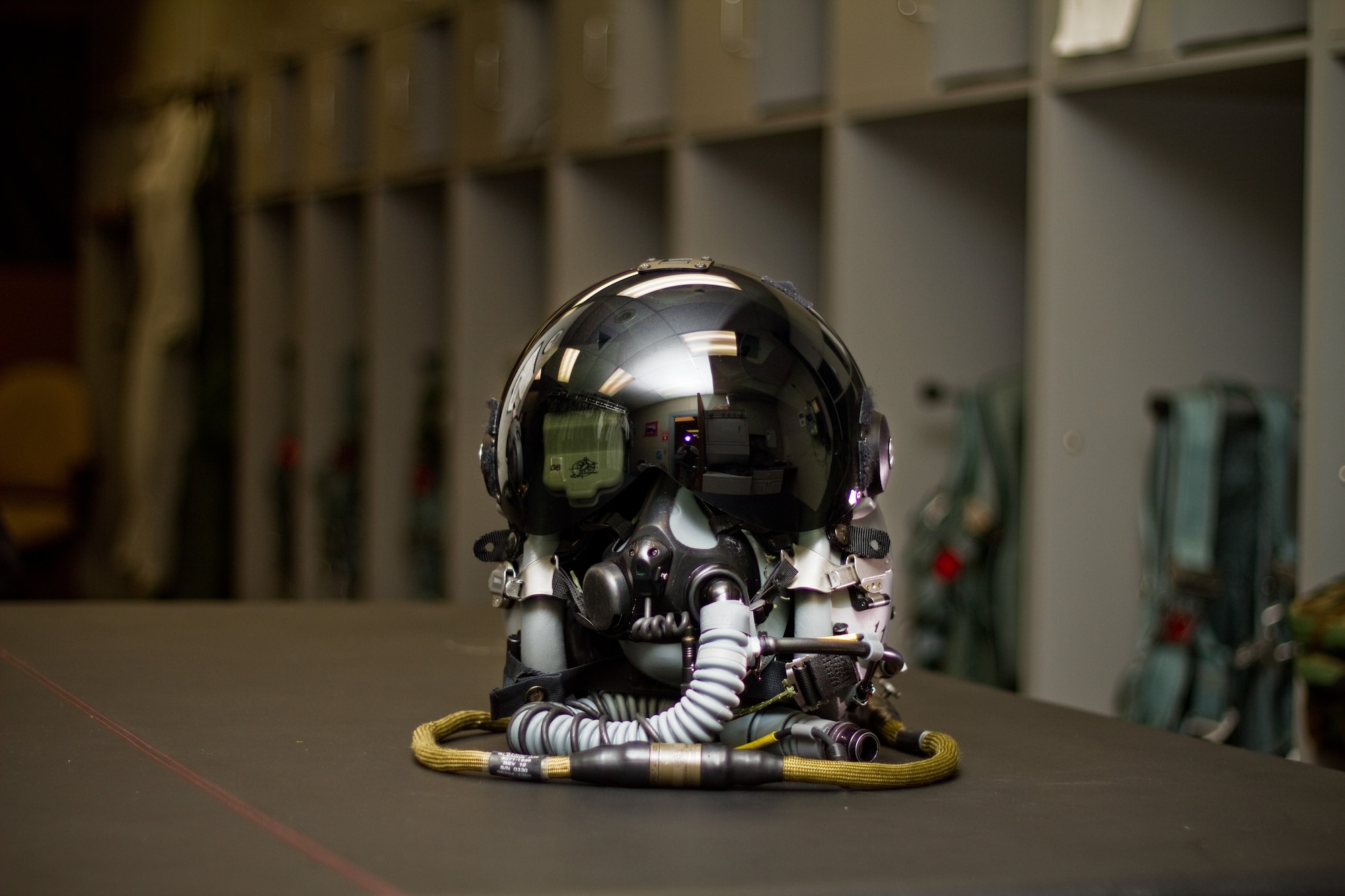 A picture of a U.S. Air Force F-16 Fighting Falcon pilot's helmet with the Helmet Mounted Integrated Targeting (HMIT) system.
