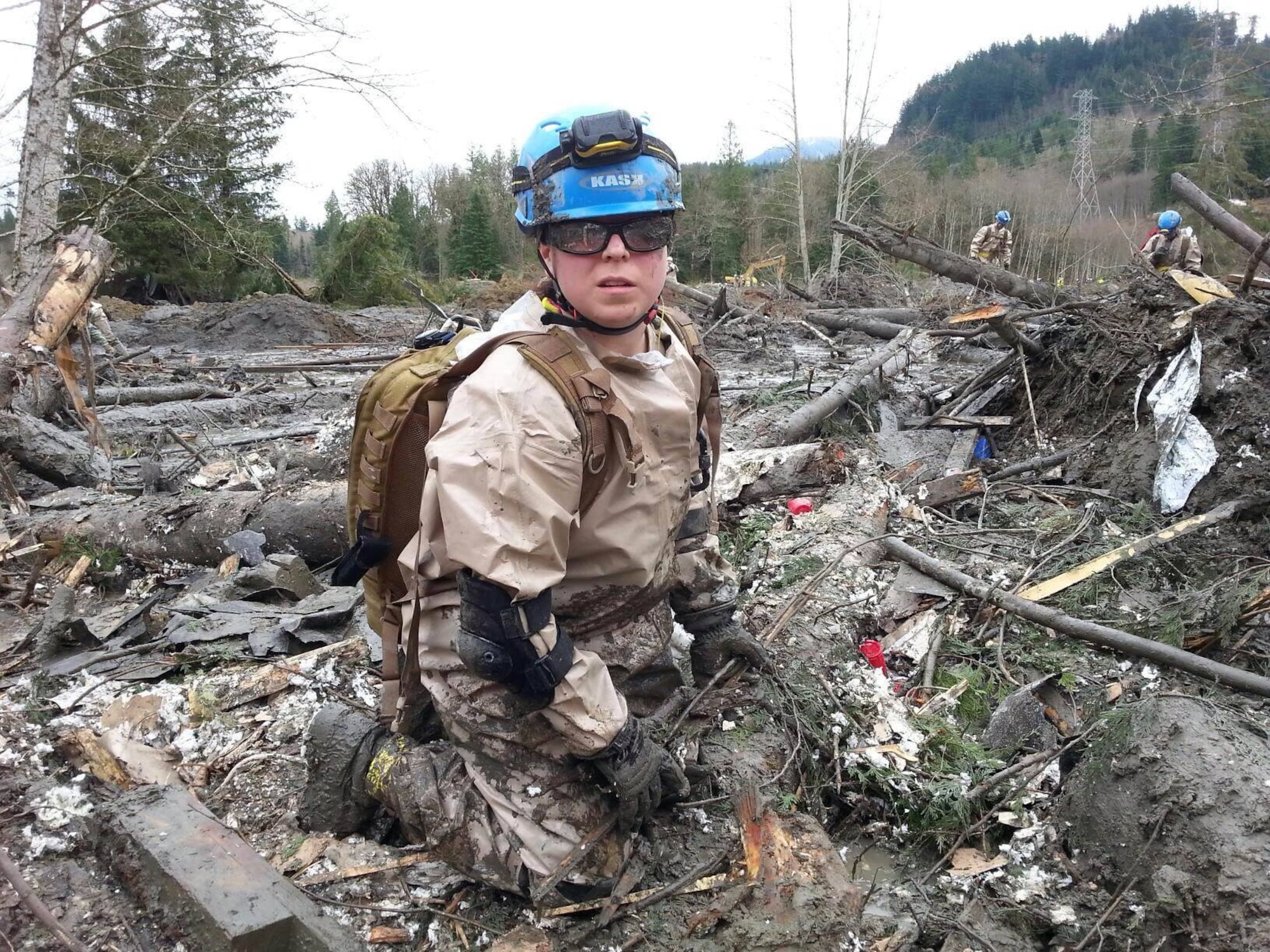 Air Force Master Sgt. Eva Mayberry of Spokane and members of the 141st Medical Group remove debris by hand in an effort to find missing persons following the Oso mudslide. (Photo by Spc. Matthew Sissel, 122D PAOC)