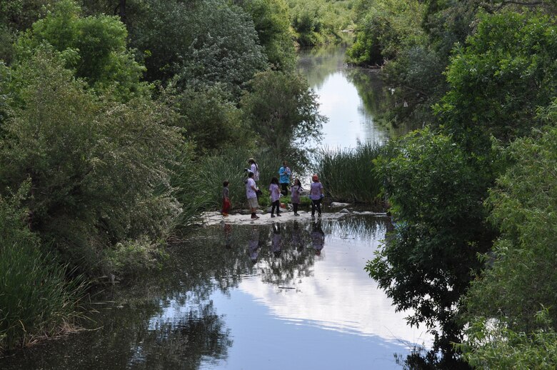 Volunteers from the U.S. Army Corps of Engineers Los Angeles District joined forces with hundreds of community volunteers along the Los Angeles River adjacent to Balboa Park in the Sepulveda Basin for the Friends of the Los Angeles River’s 25th La Gran Limpieza: The Great Los Angeles River Clean Up April 26.