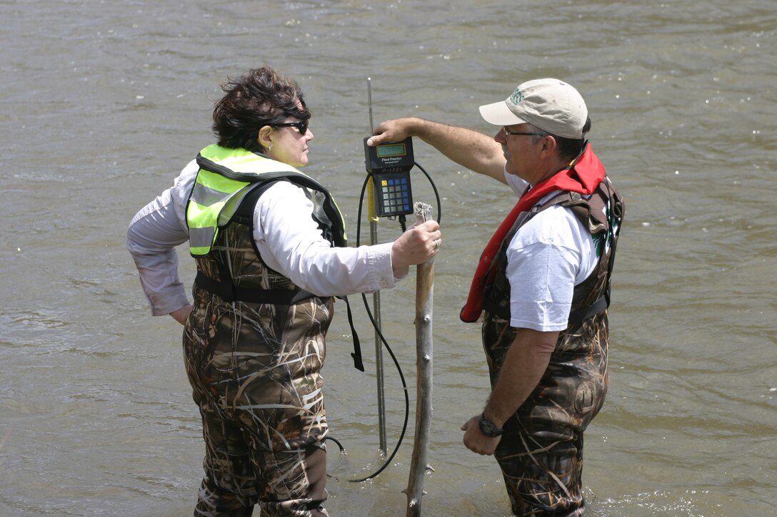 EMBUDO, N.M., -- During the 125th anniversary of the Embudo streamgage, Suzette Kimball, Acting Director of the USGS, received a hands-on lesson in how to measure the flow of the Rio Grande from USGS Hydrologist George Seiber.

 
