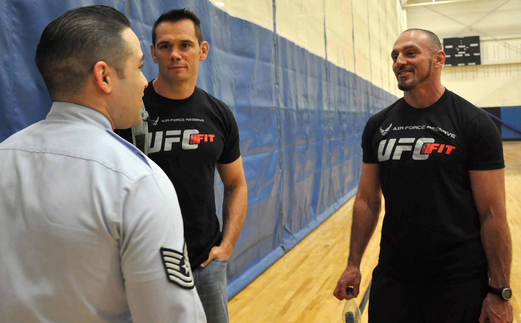 From left, Tech Sgt. Orlando Andajar, line recruiter with the 446th Airlift Wing, meets with UFC Middleweight Champion Rich Franklin and UFC Fit Coach Mike Dolce prior to a fitness workshop at Wilson Fitness Center at Lewis North May 3. The event, sponsored by Air Force Reserve Recruiting, was incorporated into this year’s Ultimate Fighting Champion Fit Tour. (U.S. Air Force Reserve photo by Tech. Sgt. Minnette Mason)