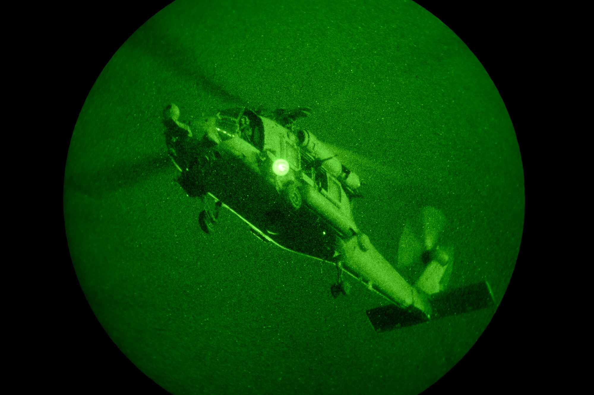 A U.S. Navy HH-60H Seahawk from the Helicopter Sea Combat Squadron(HSC) 84, extracts Air Force combat controllers during Emerald Warrior, May 2, 2014, Hurlburt Field, Fla. Emerald Warrior is an annual, joint exercise to train special operations, conventional and partner nation forces in combat scenarios designed to hone special operations air and ground combat skills, and is the Department of Defenses only irregular warfare exercise. (U.S. Air Force photo by Staff Sgt. Tim Chacon)