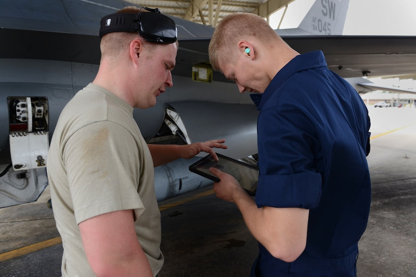 Tablet technology to aid maintenance Airmen > U.S. Air Force > Article ...