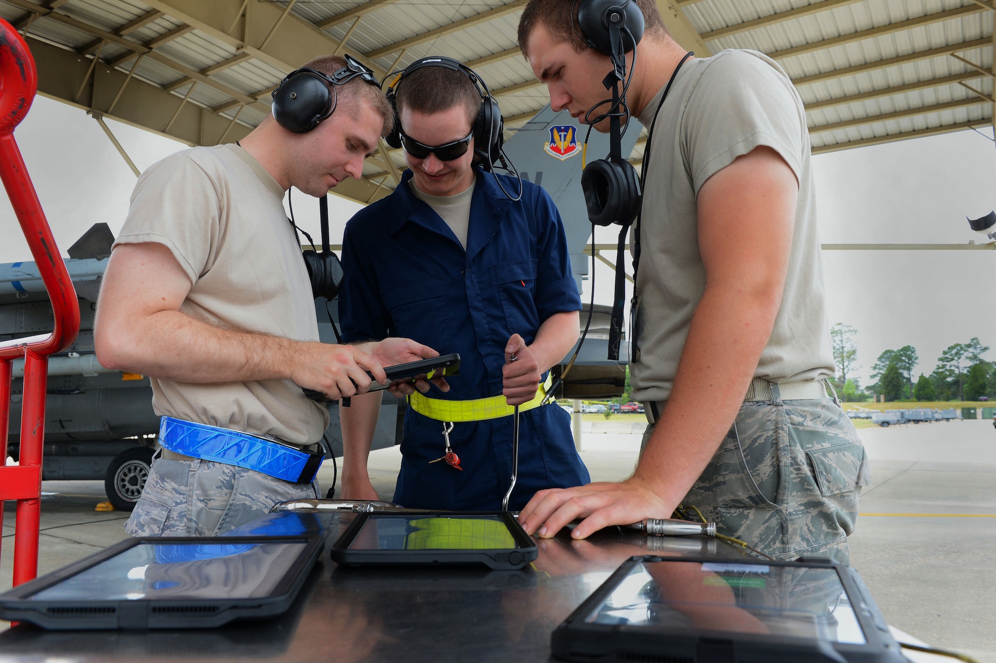 Airmen learn to navigate an iPad version of a technical order manual at Shaw Air Force Base, S.C., April 29, 2014. The Airmen are from the 20th Aircraft Maintenance Squadron, 55th Aircraft Maintenance Unit, and tested the new version to determine the manual’s  reliability in a maintenance environment and to determine ease of navigation. (U.S. Air Force photo by Airman 1st Class Jensen Stidham)
