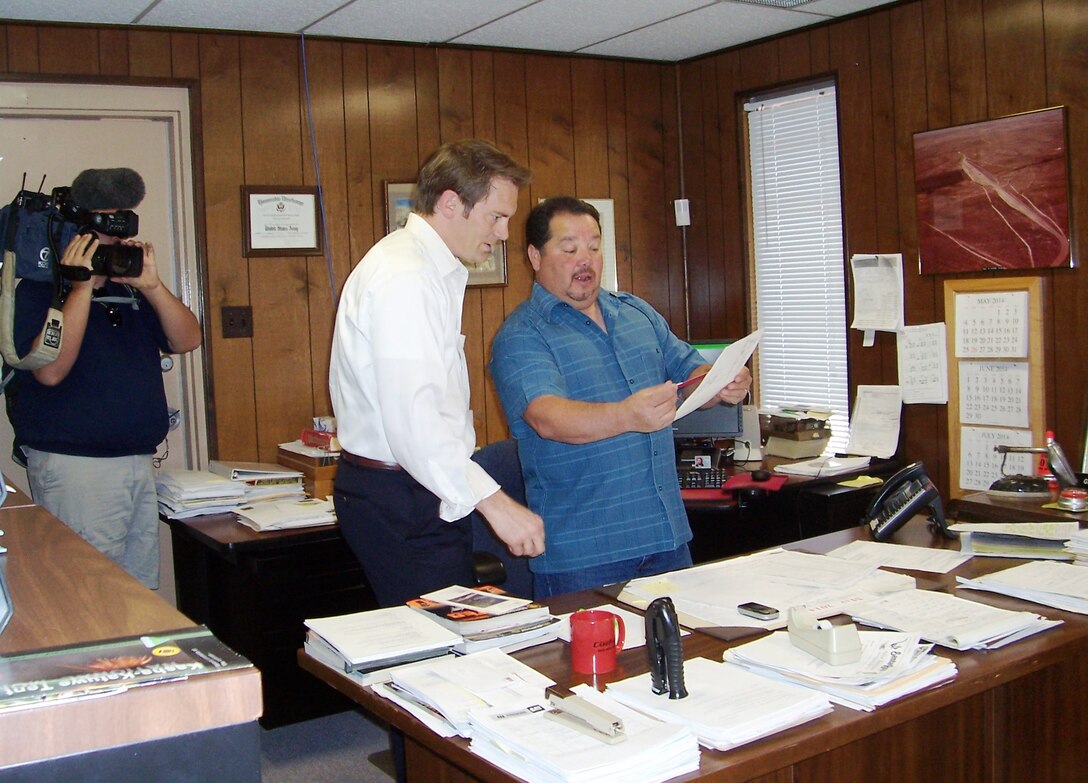 SANTA ROSA LAKE, N.M., -- Eric Green, meteorologist with Albuquerque’s KOAT channel 7 news, speaks with Gary Cordova, Santa Rosa Project Office manager, May 5, 2014, about the recent water release from the reservoir.  It is the largest amount released in several years.  