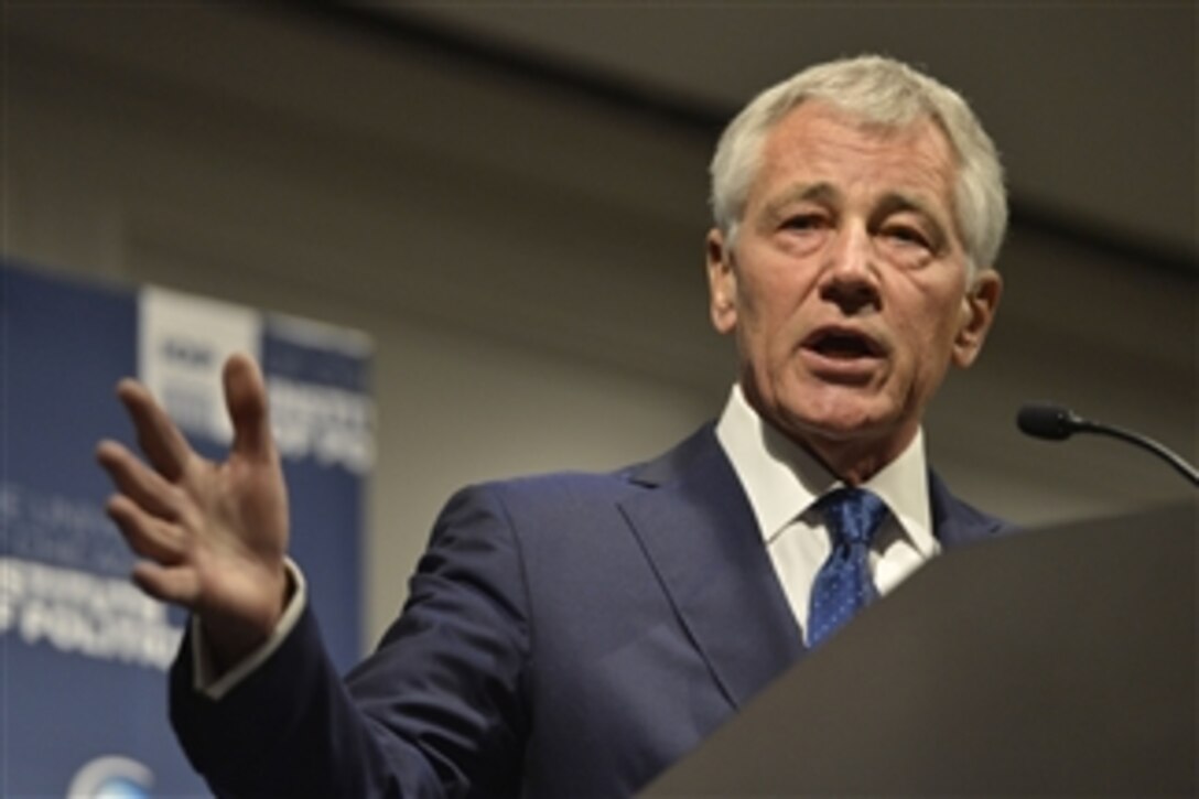 Defense Secretary Chuck Hagel answers questions from the audience after delivering remarks to participants at an event hosted by the Chicago Council on Global Affairs and the University of Chicago's Institute of Politics in Chicago, May 6, 2014.