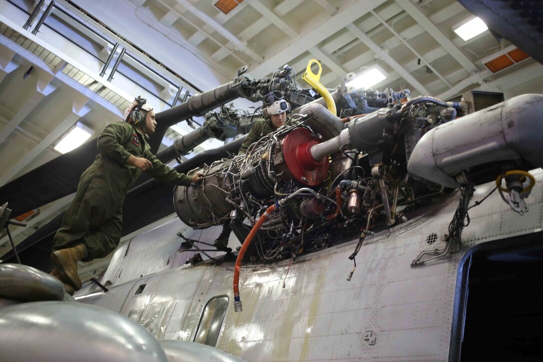 Marines with Marine Medium Tiltrotor Squadron 163 (Reinforced), 11th Marine Expeditionary Unit, prepare the engine of a CH-53E Super Stallion for engine maintenance in the hangar bay of the USS Makin Island during Composite Training Unit Exercise (COMPTUEX) off the coast of San Diego, May 7, 2014. COMPTUEX is the second at-sea event in the 11th MEU and Makin Island Amphibious Ready Group joint predeployment training program, during which they will refine mission-related operations and blue-green communication. (U.S. Marine Corps photo by Lance Cpl. Evan R. White/RELEASED)

