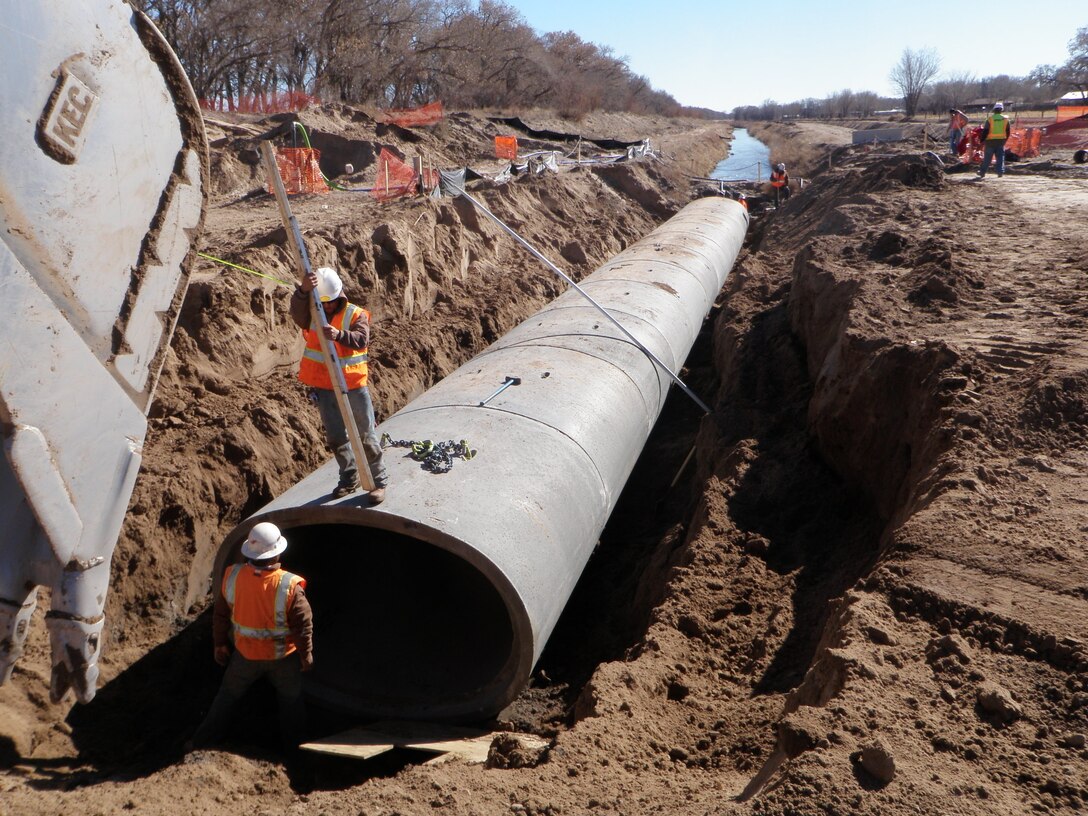 ALBUQUERQUE, N.M., – Installing elliptical reinforced concrete pipe at the Riverside Drain, part of the District’s Southwest Valley Flood Damage Reduction Project. Photo by Jacob Chavez, Feb. 10, 2011.