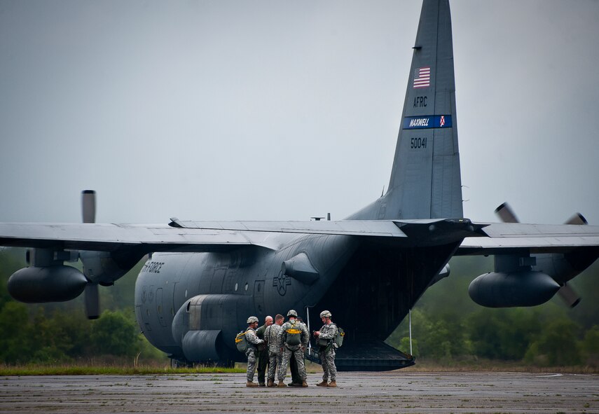 Soldiers from the 6th Ranger Training Battalion and Airmen from the 908th Airlift Wing discuss the flight plan before takeoff May 10 at Eglin Air Force Base, Fla.  The Rangers hitched a ride with the C-130 Hercules crew only to jump out of the back of the aircraft as part of the 6th RTB’s Open House activities.  (U.S. Air Force photo/Tech. Sgt. Sam King)