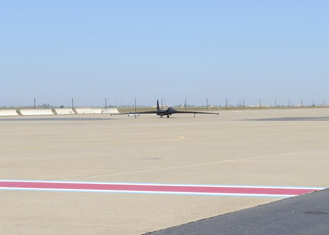 A U-2 carrying Undersecretary of the Air Force Eric Fanning taxies onto the flight-line after the completion of a “high-flight” at Beale Air Force Base Calif., April 29, 2014. The U-2 provides high-altitude, all-weather surveillance and reconnaissance, day or night, in direct support of U.S. and allied forces. (U.S. Air Force photo by John Schwab)