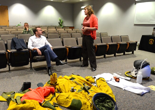 Undersecretary of the Air Force Eric Fanning visits the 9th Physiological Support Squadron at Beale Air Force Base, Calif., April 28, 2014. 9th PSPTS prepares U-2 pilots for flight by utilizing full pressure suits. (U.S. Air Force photo by John Schwab)