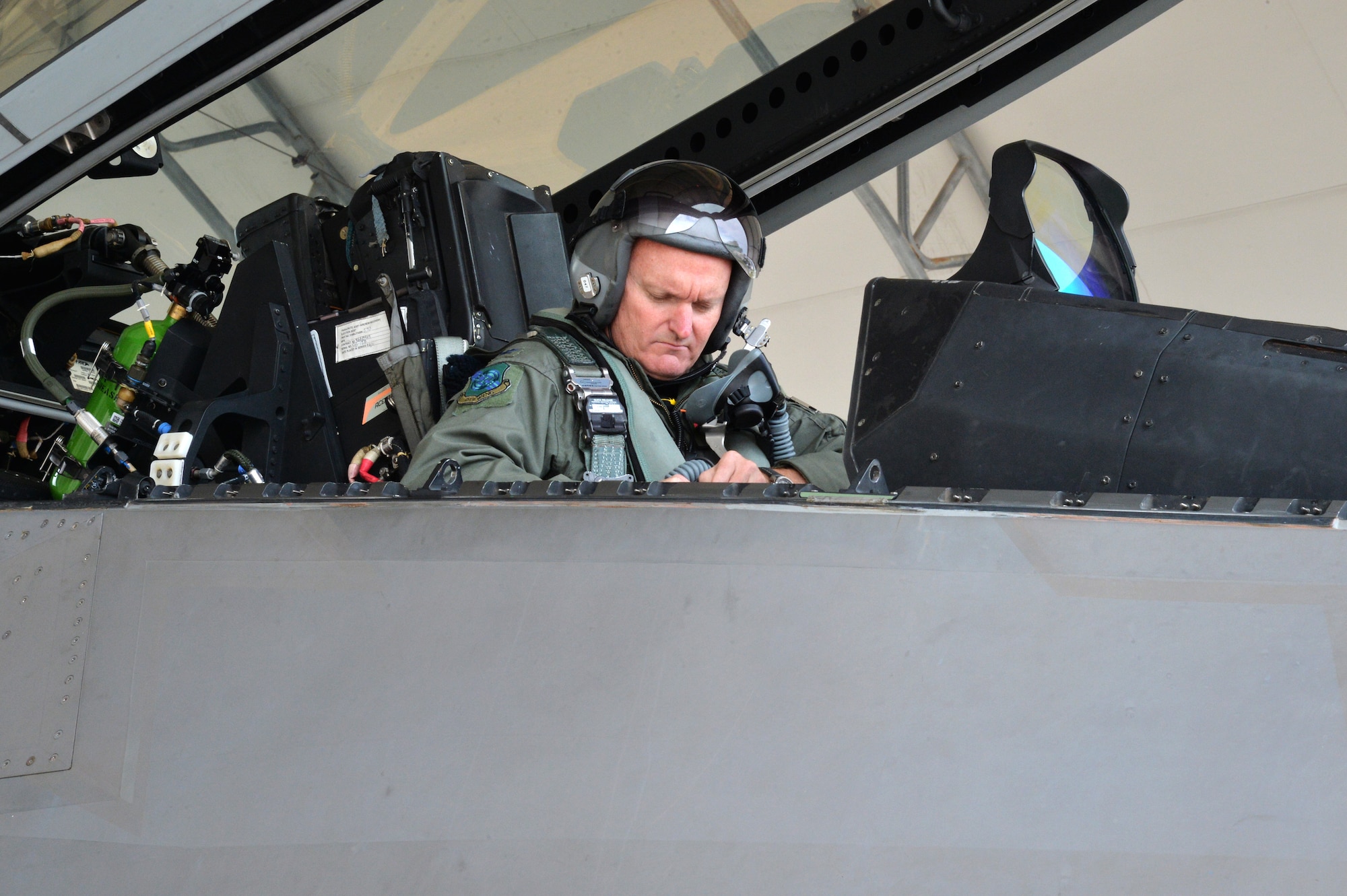 Col. Terry Scott, 15th Wing vice commander, prepares to fly his final training mission as an F-22 Raptor instructor pilot at Joint Base Pearl Harbor-Hickam, Hawaii, May 9, 2014. The mission was Scott’s “fini-flight,” a ceremonial final flight for Air Force pilots. Scott is retiring after 33 years of enlisted and commissioned service. (U.S. Air Force photo/Staff Sgt. Alexander Martinez) 