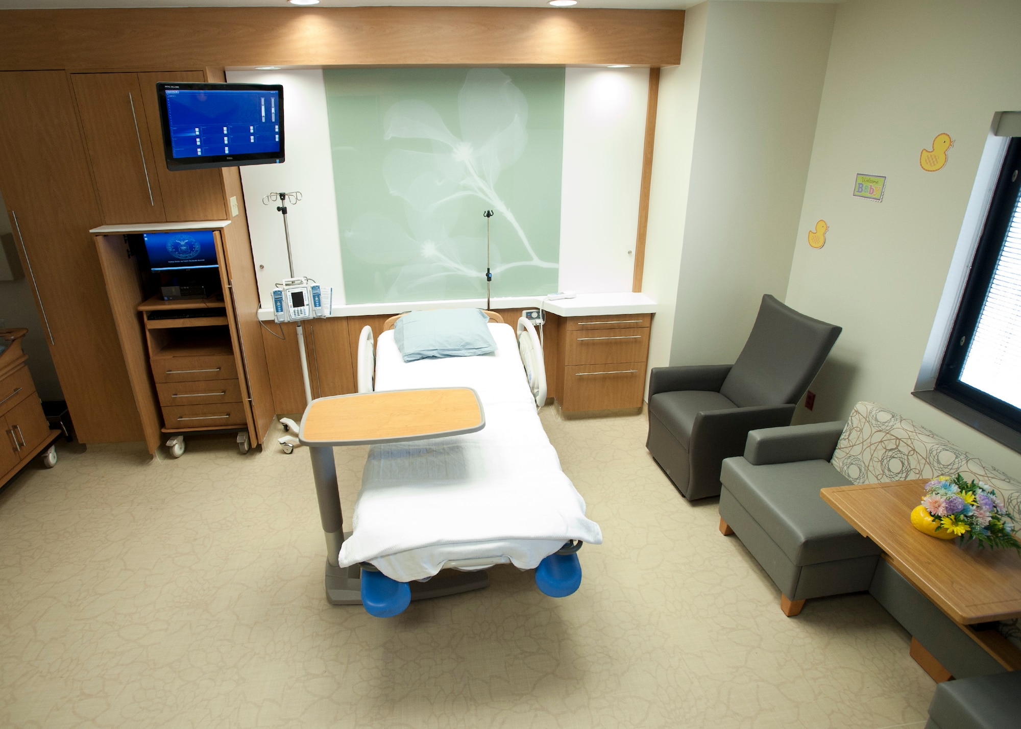 A post-partum room at the newly unveiled Labor and Delivery ward in the Mike O’Callaghan Federal Medical Center May 12, 2014 at Nellis Air Force Base, Nev. The Labor and Delivery ward upgrade includes six labor rooms, seven post-partum rooms, two triage rooms and two operating rooms. The previous ward only held one operating room, five post-partum rooms and four labor rooms. (U.S. Air Force photo by Senior Airman Timothy Young)
