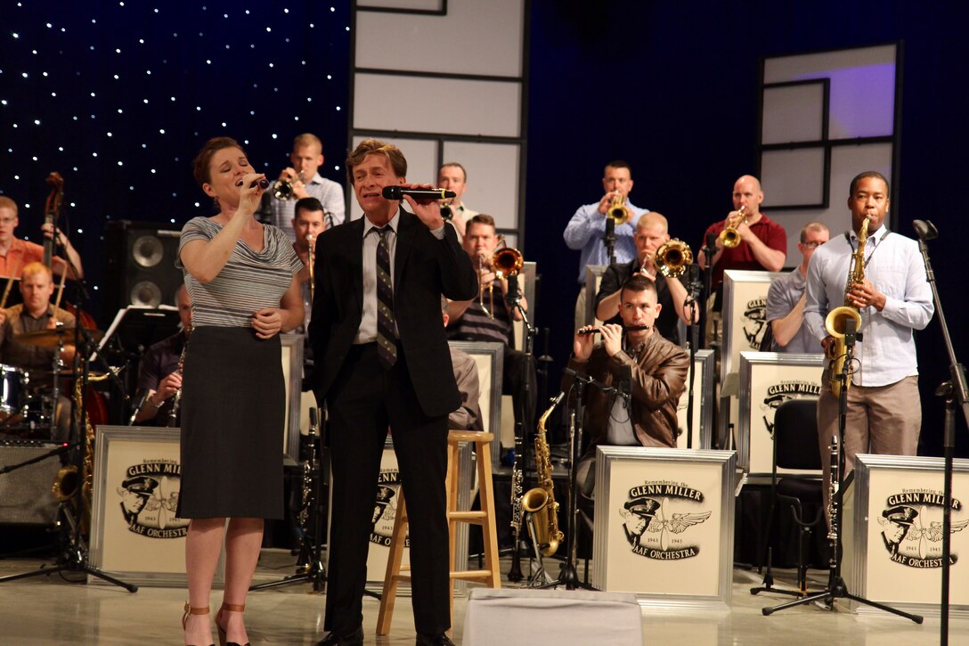 TSgt Paige Martin and guest artist Bobby Caldwell rehearse for the taping of Maryland Public Television's Veterans Day Salute. It will be broadcast this November. (AIr Force photo by MSgt Tara Islas/released)