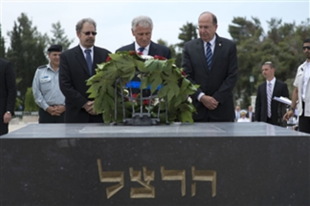 U.S. Defense Secretary Chuck Hagel and Israeli Defense Minister Moshe Yaalon lay a wreath at the grave of Theodor Herzl in Jerusalem, May 16, 2014. Hagel laid the wreath to commemorate Israeli Independence Day.   