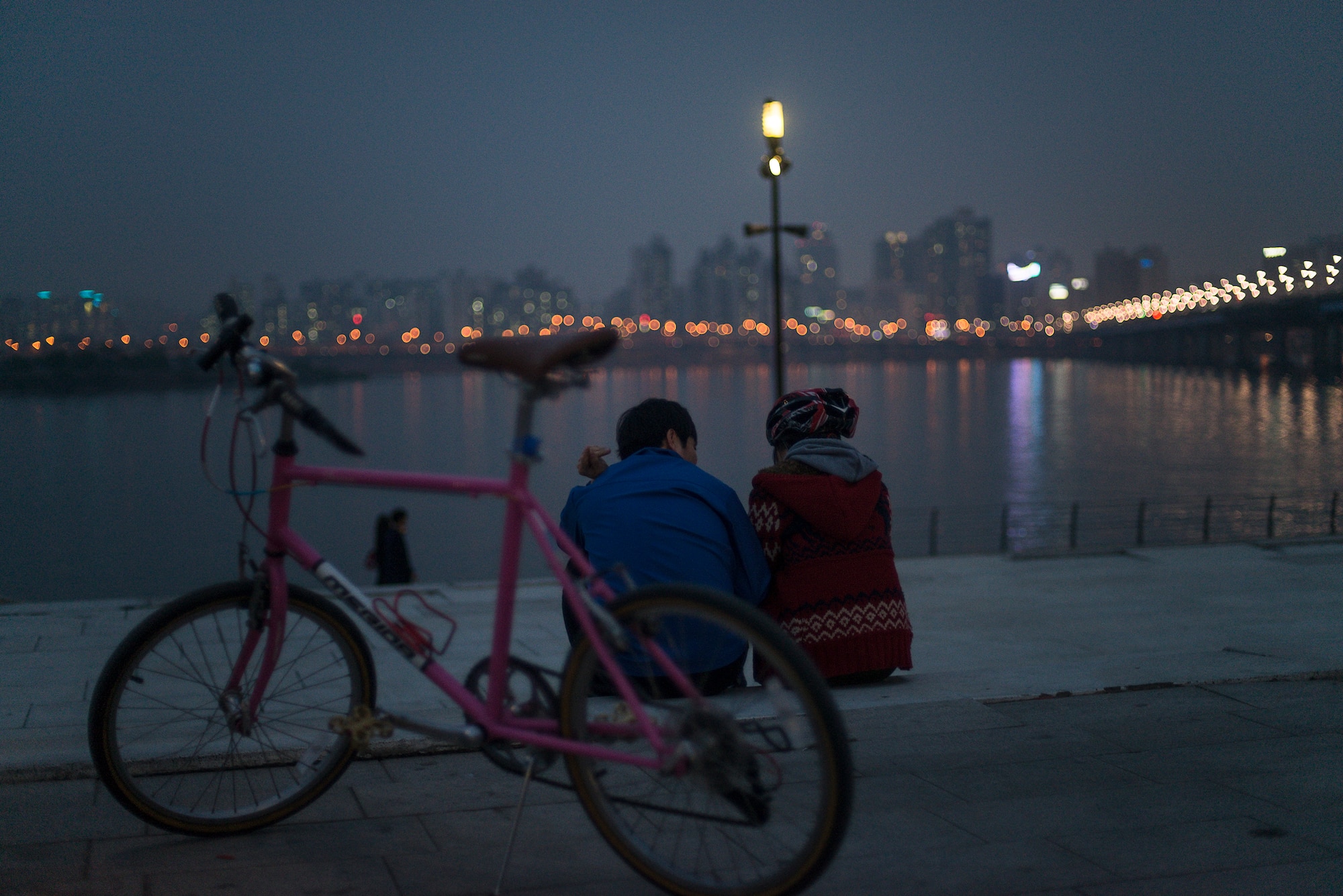 A couple talks on the bank of the Han River April 12, 2014, in Seoul, Republic of Korea. The river is adjacent to Yeouido Park, a major spring and summertime destination for people in the South Korean capital. (U.S. Air Force photo by Staff Sgt. Jake Barreiro)
