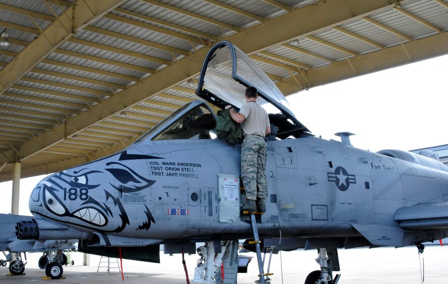 Tech Sgt. Orion Stell, a crew chief with the 188th Aircraft Maintenance Squadron, assists Lt. Col. Marty Dahlem, 188th Operations Support Squadron commander, following Dahlem’s return from the final A-10C Thunderbolt II “Warthog” training mission May 16, 2014, at Ebbing Air National Guard Base, Fort Smith, Arkansas. Dahlem and Maj. Doug Davis, 188th Detachment 1 commander, performed the historic mission. (U.S. Air National Guard photo by Tech Sgt. Josh Lewis/released)