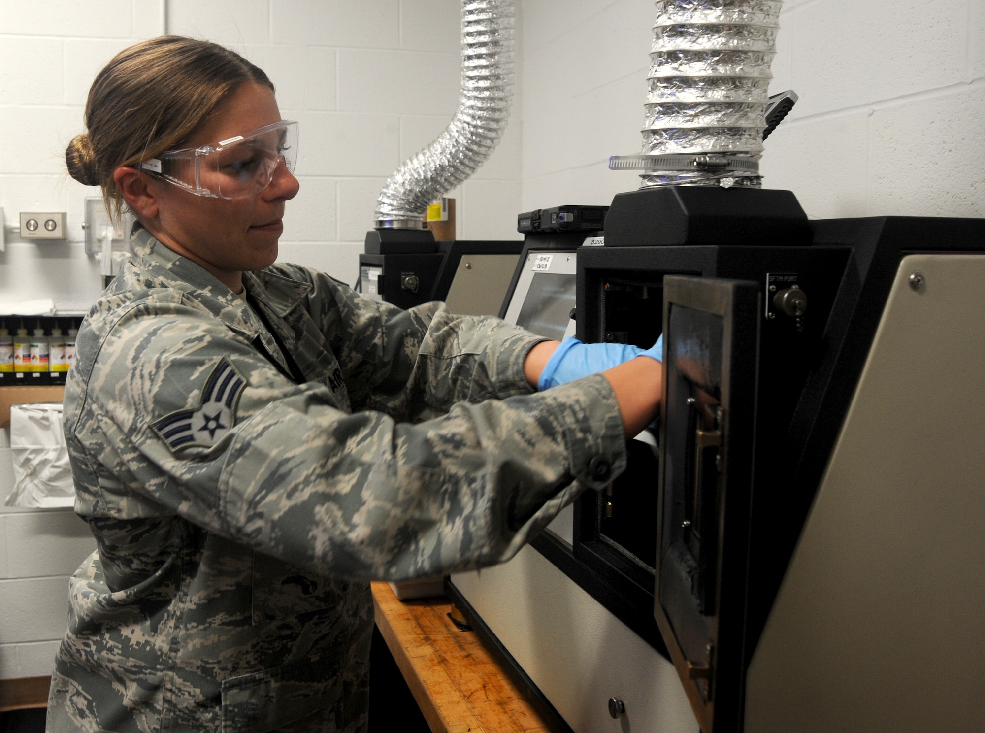 Senior Airman Jessica Gibson, 509th Maintenance Squadron non-destructive inspection technician,runs a sampling test. The 509th MXS NDI members are integrated with members of the 131st BW NDI shop, making both fully qualified to work on the B-2 Spirit.(U.S. Air Force photo by Senior Airman Bryan Crane/Released)