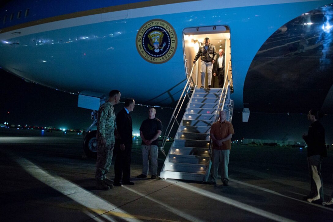 President Barack Obama disembarks from Air Force One on Bagram