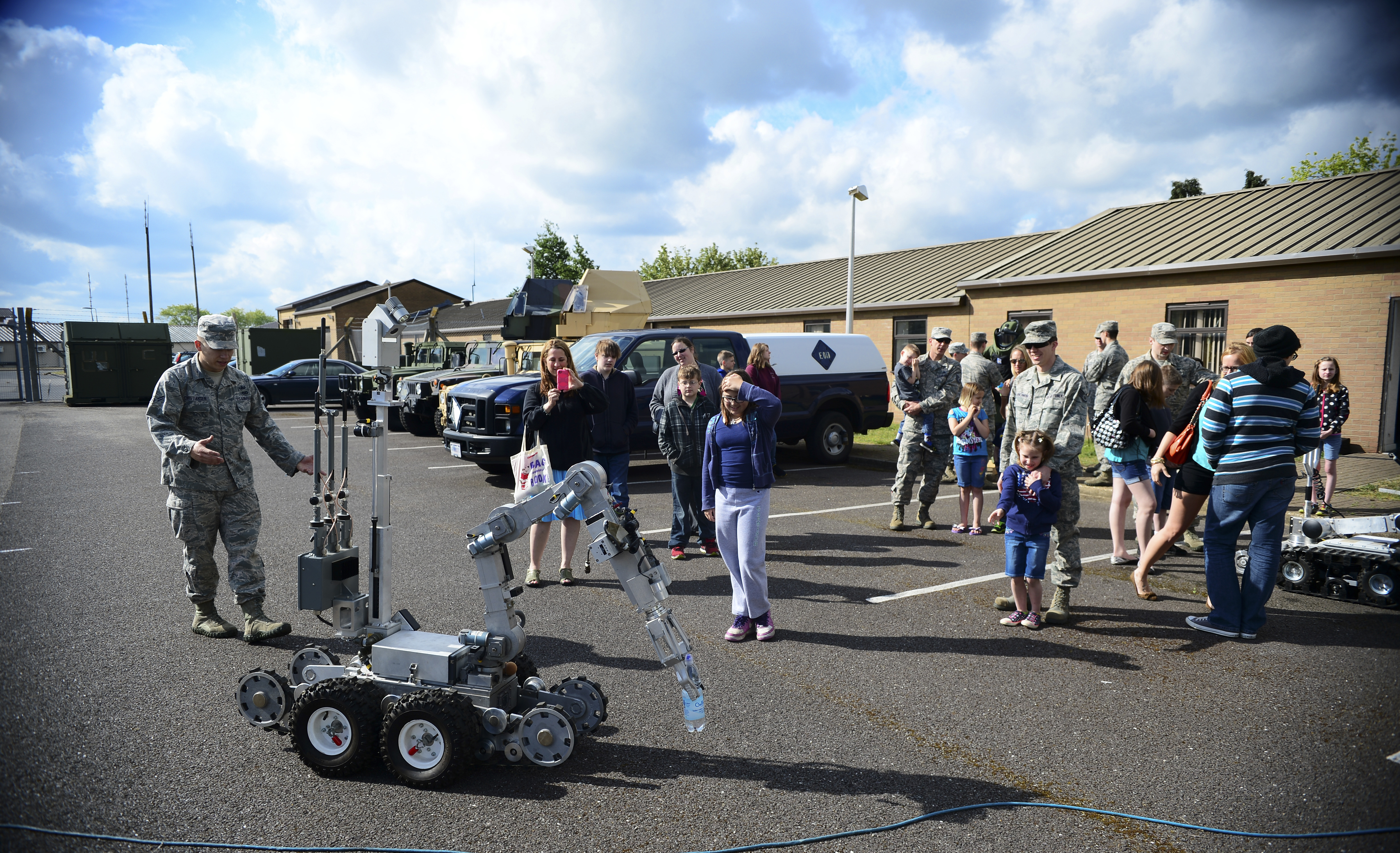 Students explore AF jobs > Royal Air Force Lakenheath > Article Display