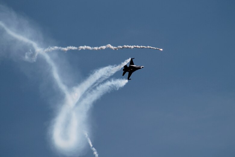 A member of the Turkish air force demonstration team, Solo Turk, performs before a crowd at this year's Berlin Trade and Air Show, Berlin, May 21, 2014. Solo Turk flies the F-16C and began performing air shows in 2010. The first three days of the show are dedicated to displaying the latest developments and products in the aerospace industry to spectators or visitors. The last three days of the show are dedicated to inviting the public out to display the aircraft and technologies of each participating nation and to enjoy the aerial demonstrations being put on by participating nations. (U.S. Air Force photo by 2nd Lt. Clay Lancaster/Released)