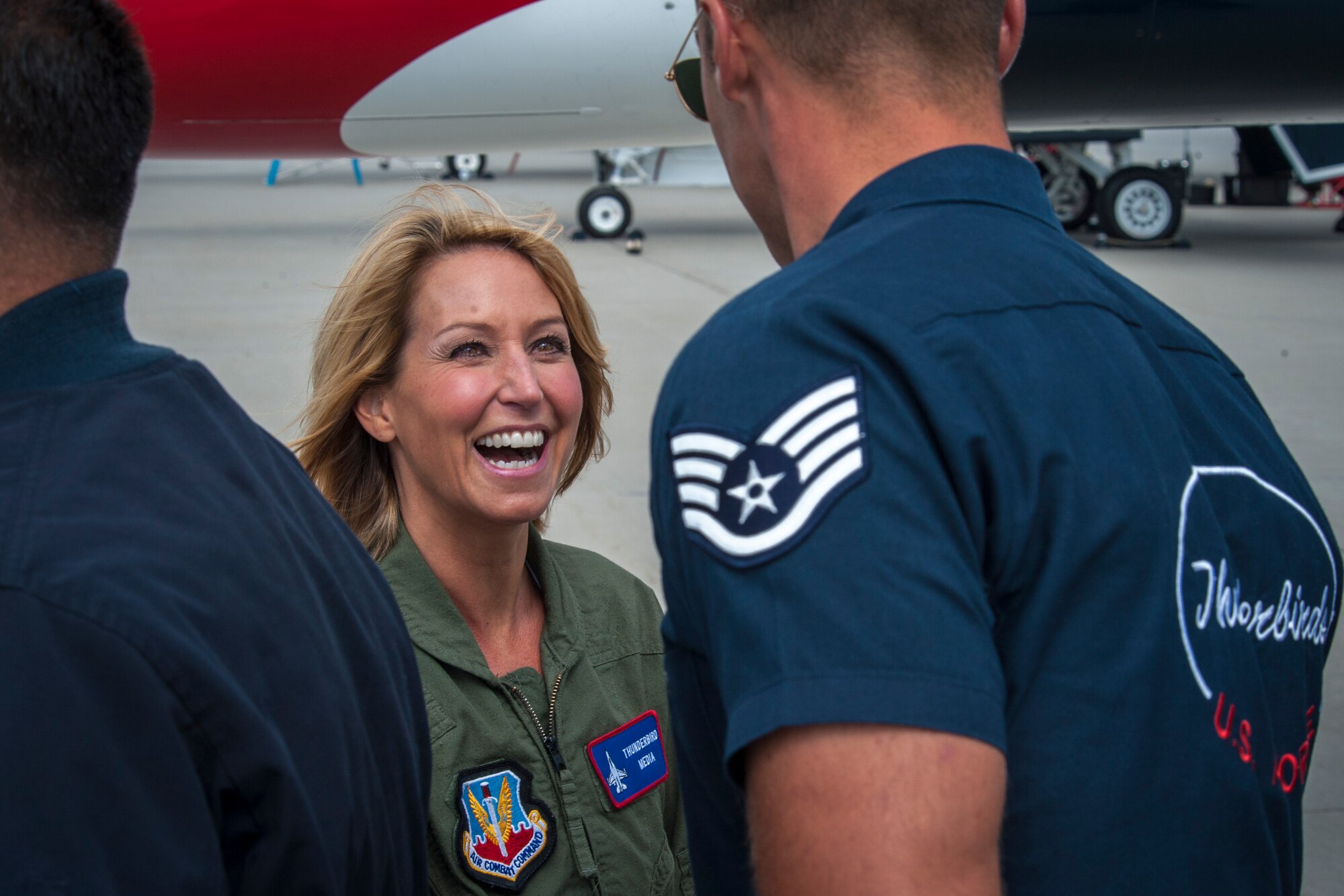 KHQ 6 reporter, Leslie Lowe, thanks U.S. Air Force Thunderbirds crew chiefs for their service before her orientation flight as part of SkyFest 2014 at Fairchild Air Force Base, Wash., May 29, 2014. The Thunderbirds is an Air Combat Command unit composed of eight pilots, including six demonstration pilots, four support officers, three civilians and more than 130 enlisted personnel performing in 25 career fields. SkyFest is Fairchild’s air show and open house, giving the local and regional community the opportunity to view Airmen and our resources. (U.S. Air Force photo by Staff Sgt. Benjamin W. Stratton/Released)