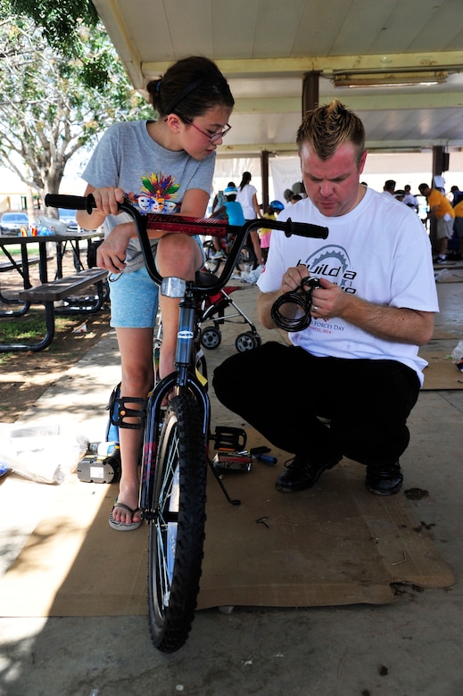 build a bike volunteer