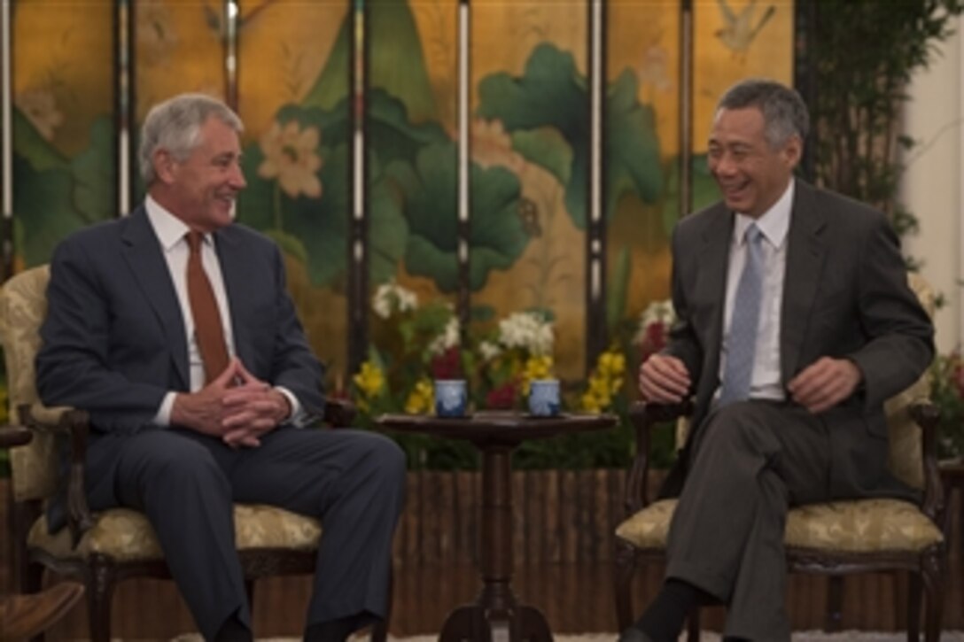 U.S. Defense Secretary Chuck Hagel, left, meets with Singaporean Prime Minister Lee Hsien Loong at the Parliament House in Singapore, May 30, 2014. 