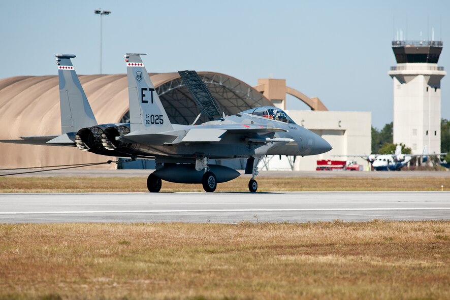 A 40th Flight Test Squadron F-15 Eagle slows down via a barrier engagement on Duke Field’s runway Oct 23.  The 40th FTS Airmen fly operational test missions in the F-16, F-15 and A-10. The 40th FTS is a squadron in the 96th Test Wing. (U.S. Air Force photo/Samuel King Jr.)