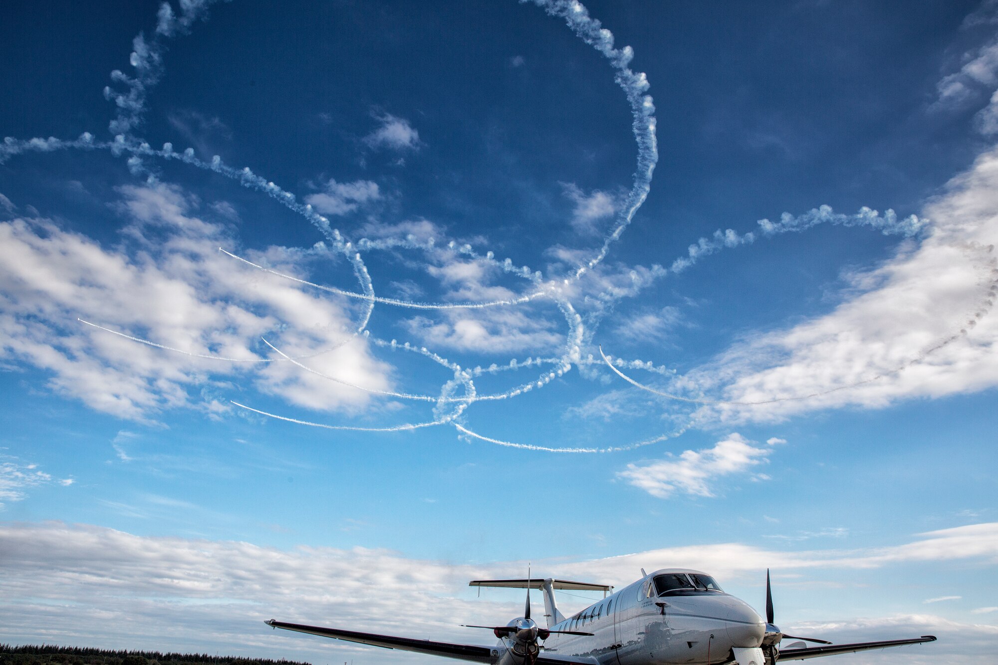 The Japan Air Self-Defense Force aerobatic team, Blue Impulse, sketches circles in the sky at an annual air show at Iruma Air Base, Japan, Nov. 3, 2014. Blue Impulse used the smoke-trails to sketch artistic patterns. (U.S. Air Force photo by Osakabe Yasuo/Released)