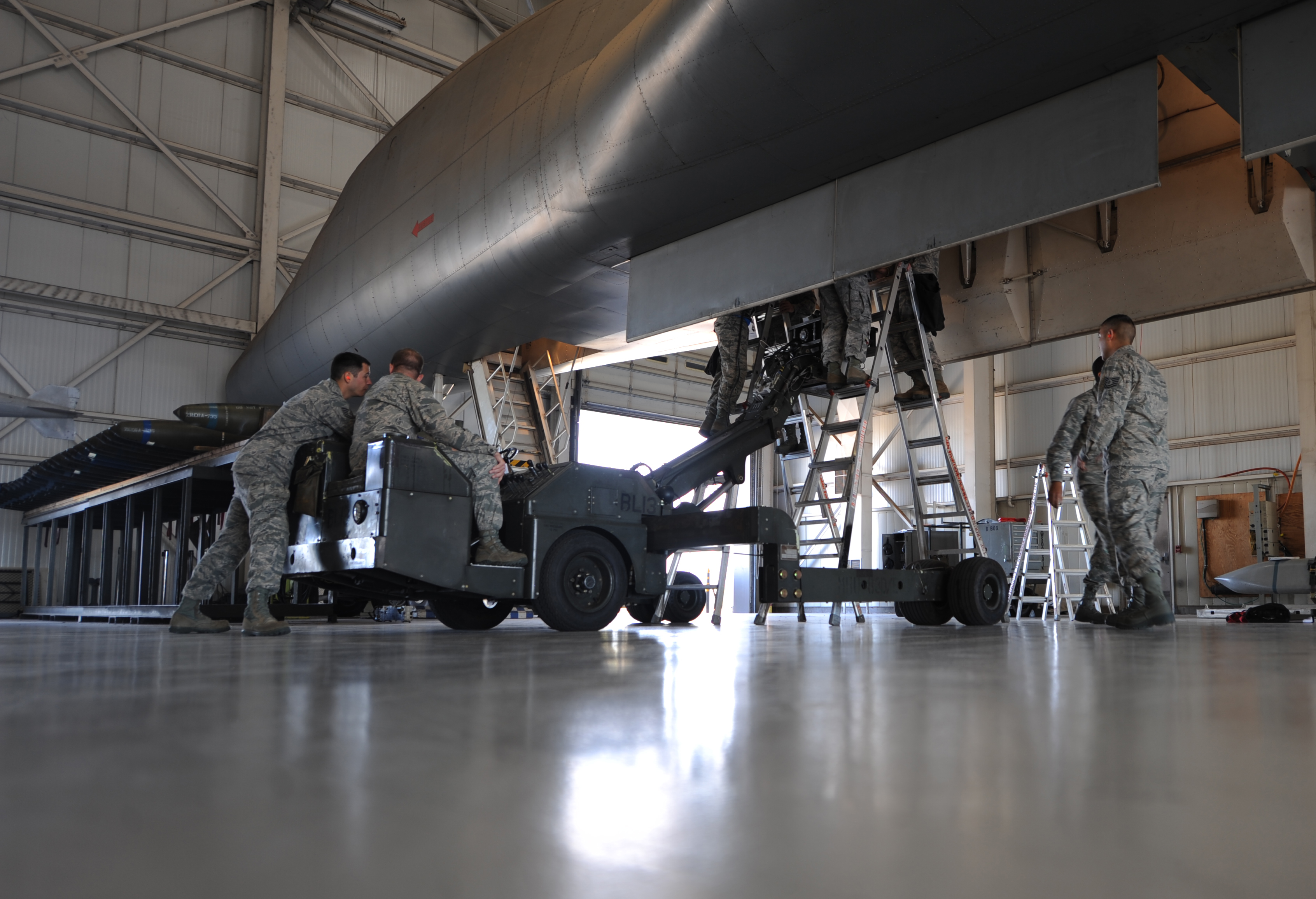 "Load Toads" teach bomb loads to officers > Dyess Air Force Base