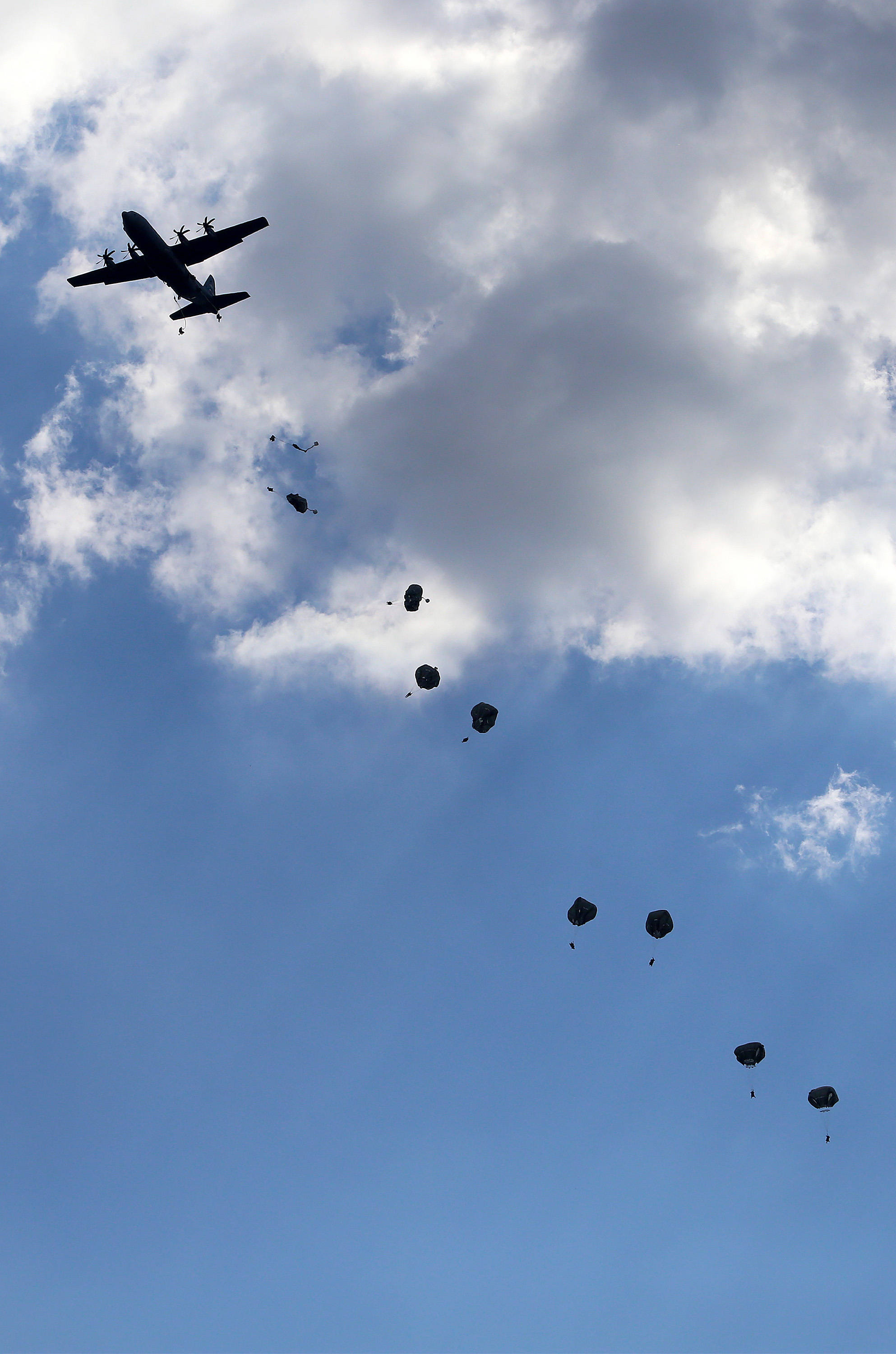 Paratroopers parachute onto JBSACamp Bullis