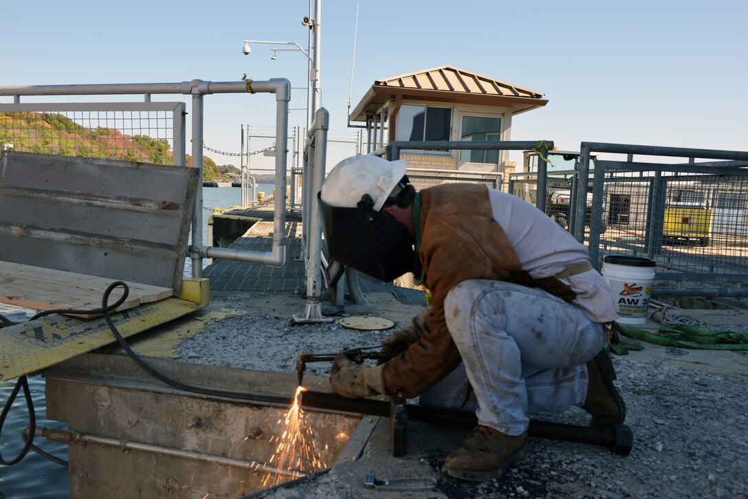 Lock and Dam Mechanic Craig Smith, U.S. Army Corps of Engineers Nashville District Tennessee Operations Center, welds a pull rod while repairing the upper gate anchorage at Chickamauga Lock Oct. 30, 2014.   