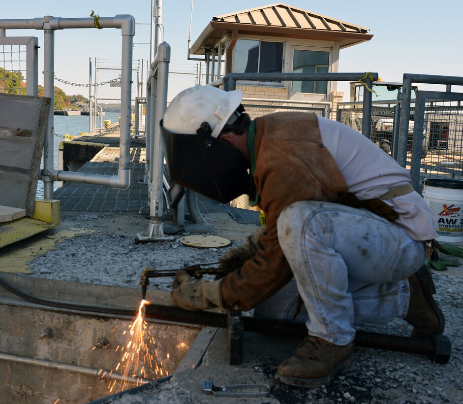 Lock and Dam Mechanic Craig Smith, U.S. Army Corps of Engineers Nashville District Tennessee Operations Center, welds a pull rod while repairing the upper gate anchorage at Chickamauga Lock Oct. 30, 2014.   