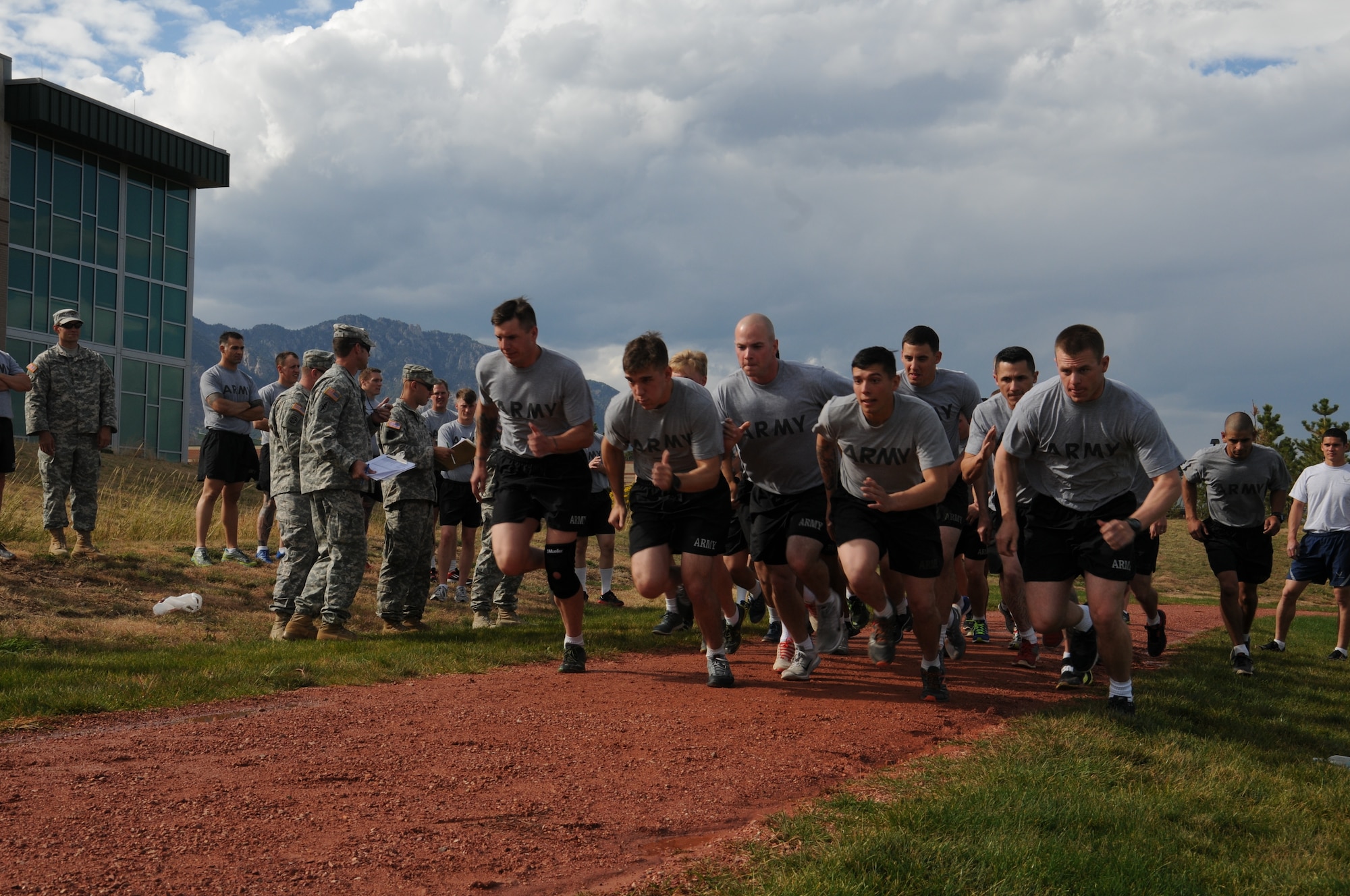 Soldiers and Airmen take part in the 1,000-meter run during the Basic Fitness event to earn the German Armed Forces Proficiency Badge at Joint Task Force Fort Carson, Oct. 21, 2014. The GAFPB event consists of a Basic Fitness Test and Military Training portions. The event was supervised by Lt. Col. Thomas Hiller, an Academy German liaison officer and German Department of Foreign Languages instructor. (U.S. Army photo by Sgt. Eric Glassey, 4th Infantry Division PAO)