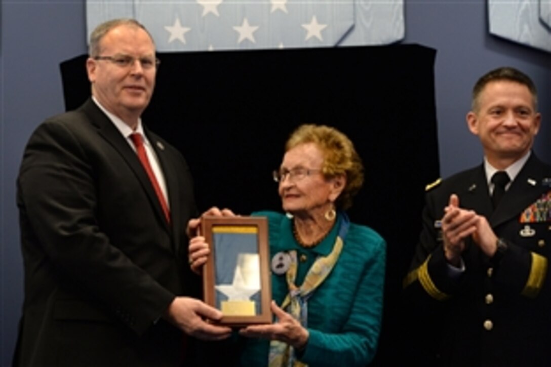 Deputy Defense Secretary Bob Work posthumously inducts Medal of Honor recipient Union Army 1st Lt Alonzo Cushing into the Hall of Heroes at the Pentagon, Nov. 7, 2014. Helen Loring Ensign, Cushing's first cousin, twice removed, accepted the honor. Cushing helped stop Confederate Army Maj. Gen. George E. Pickett's charge at Gettysburg, Pa., on July 3, 1863.