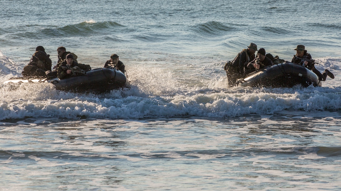 Bold Alligator 2014 moves ashore for beach operations training