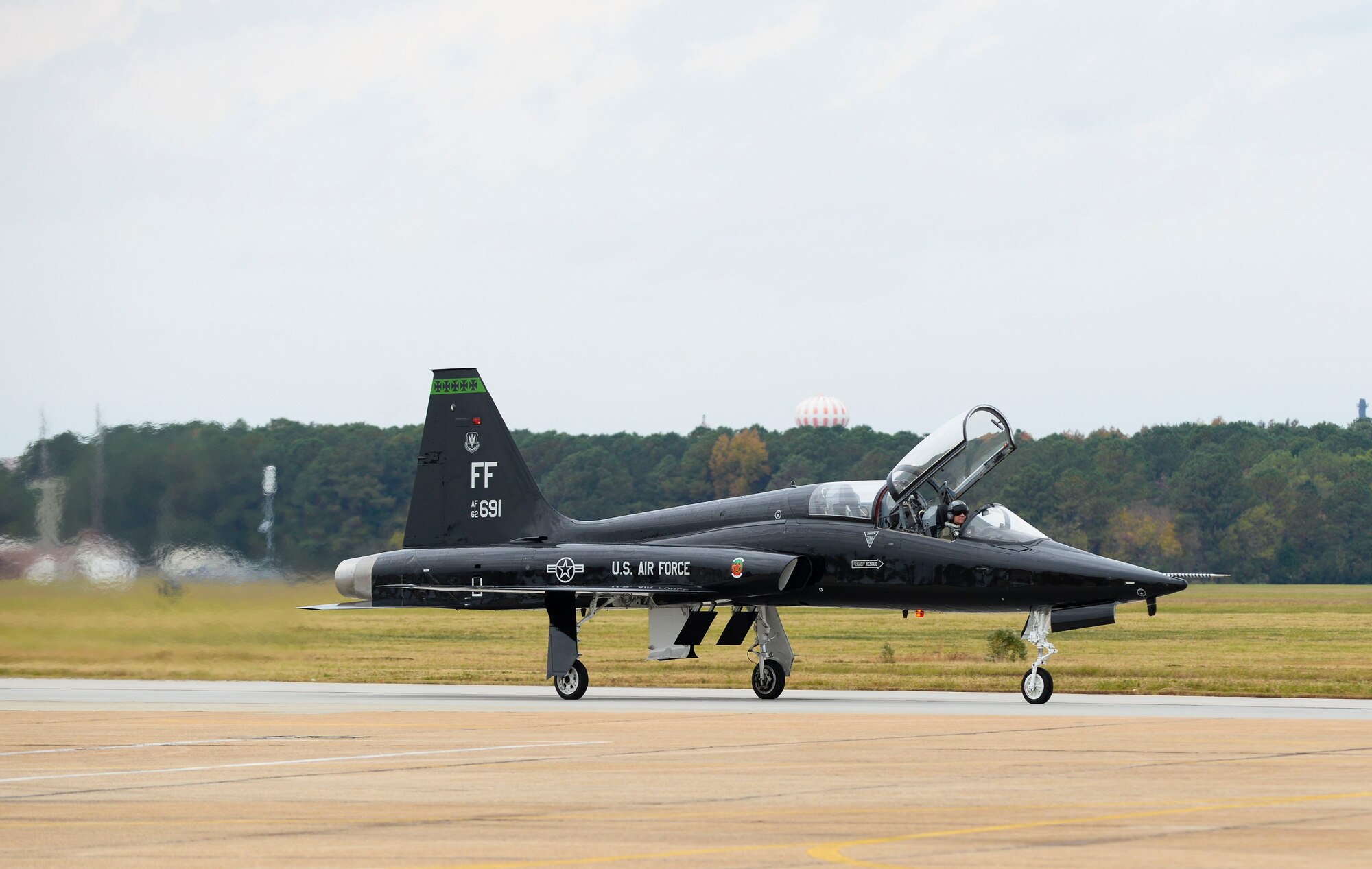 Soon-to-Be Replaced T-38 Talon Flies With the Big Bad Boys, Shows