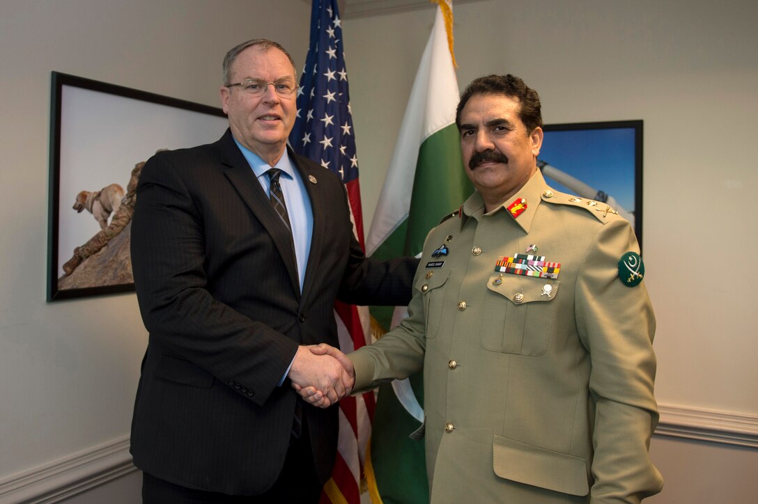 U.S. Deputy Defense Secretary Bob Work poses for a photo with Pakistani Army Chief of Staff Gen. Raheel Sharif at the Pentagon, Nov. 18, 2014. 