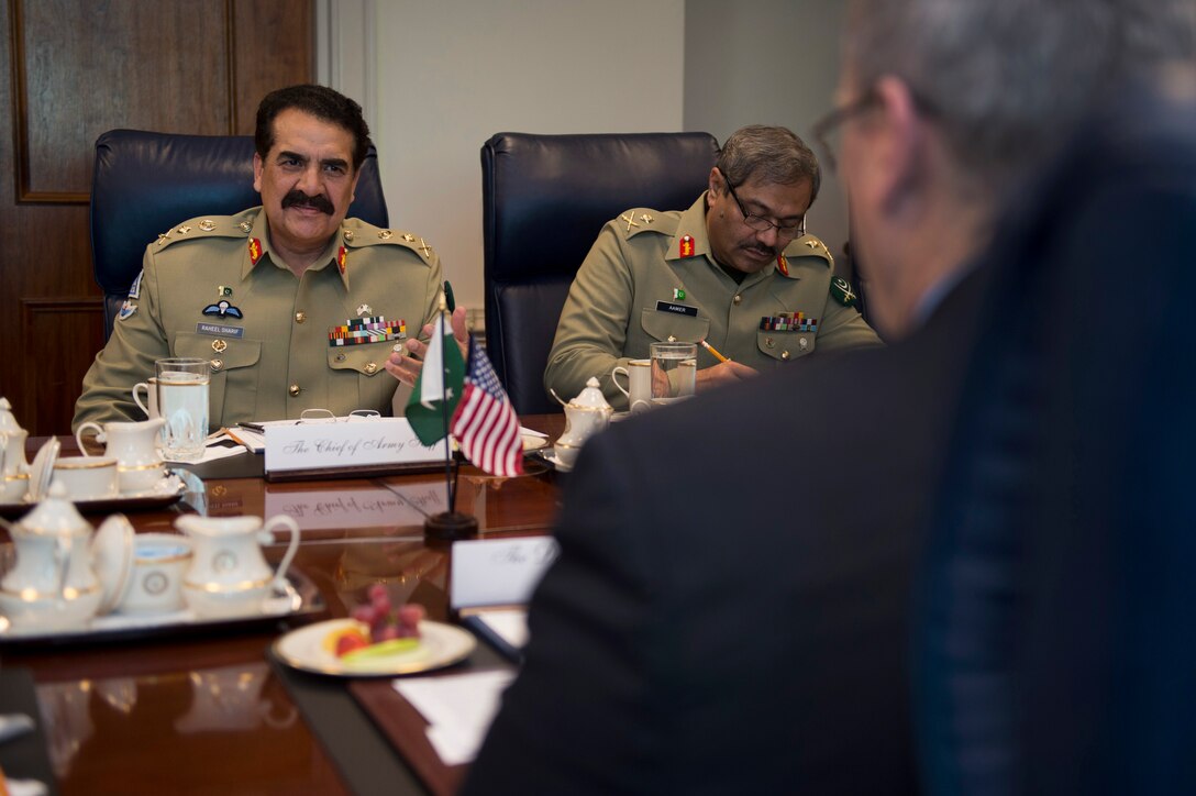 Pakistani Army Chief of Staff Gen. Raheel Sharif, left, meets with U.S. Deputy Defense Secretary Bob Work, right foreground, at the Pentagon, Nov. 18, 2014. 