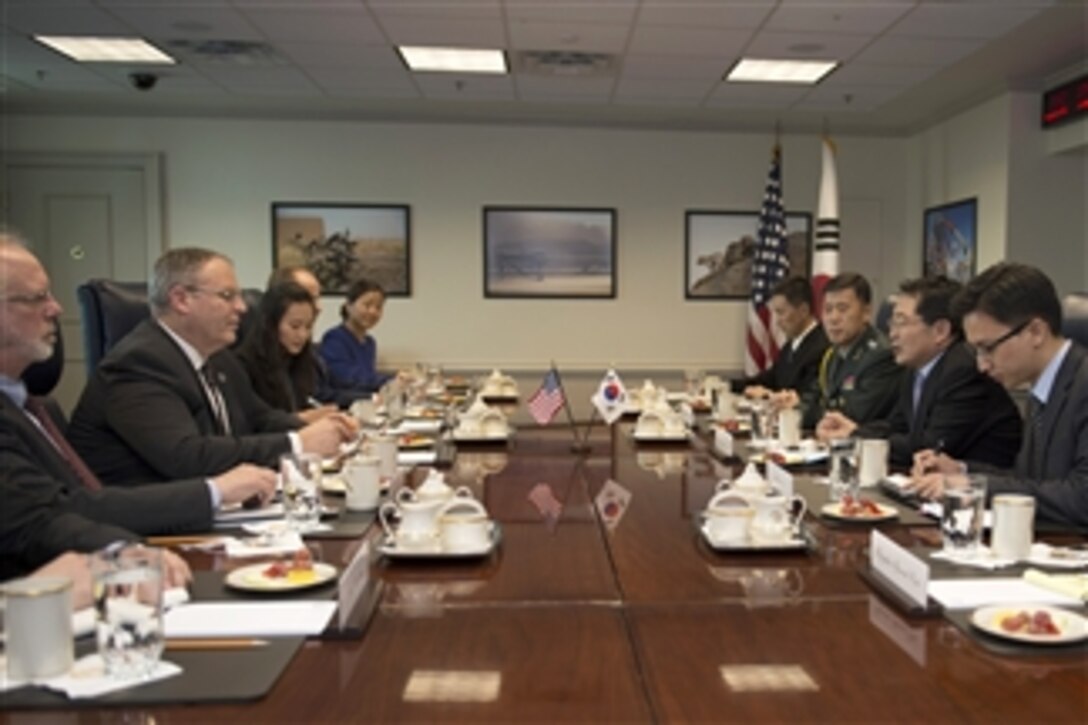 U.S. Deputy Defense Secretary Bob Work, second from left, meets with South Korean Vice Defense Minister Baek Seung-joo, second from right, at the Pentagon, Nov. 19, 2014. The two defense leader met to discuss issues of mutual importance.