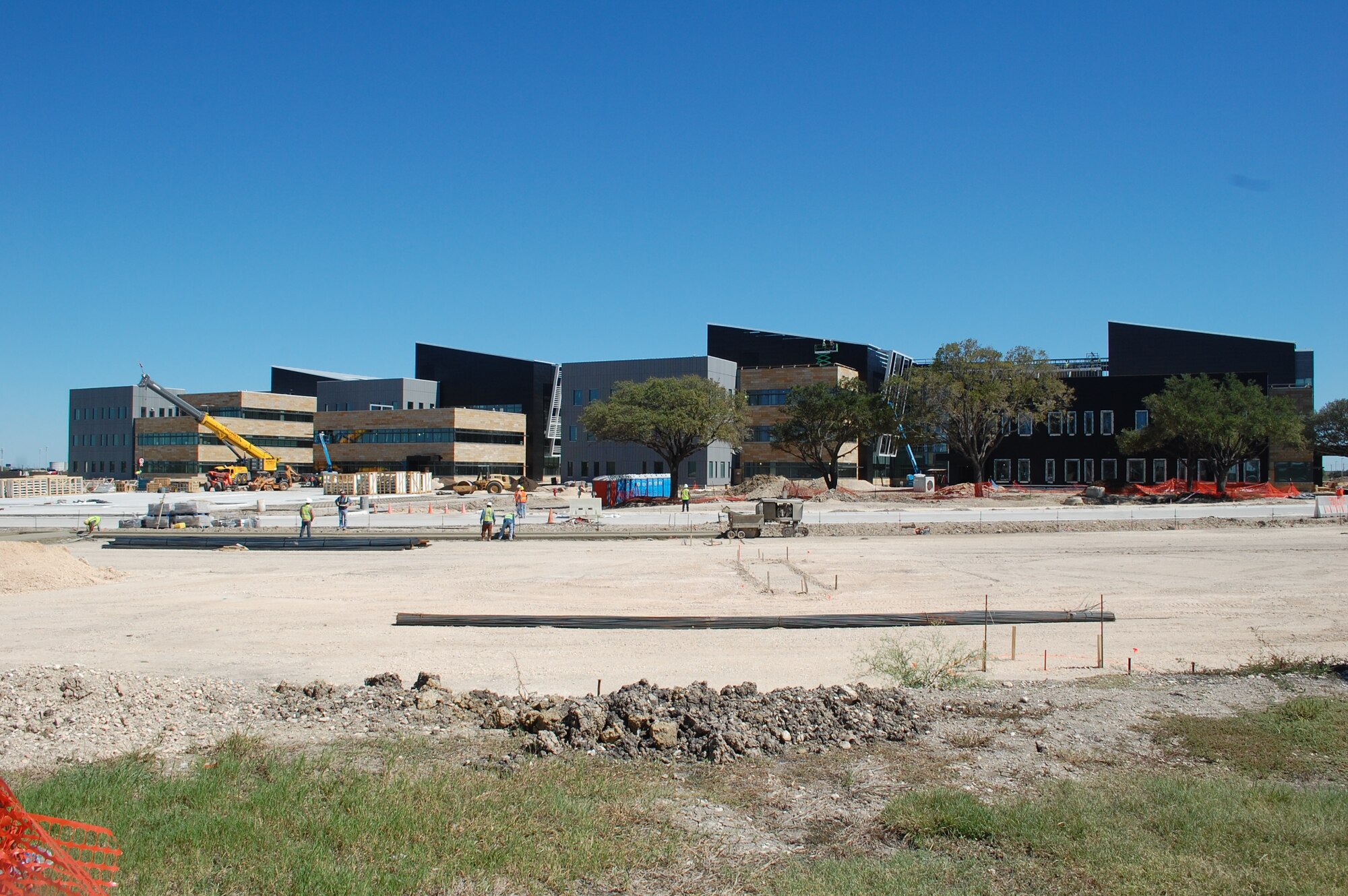 Construction continues on the59th Medical Wing’s new Wilford Hall Ambulatory Surgical Center, the largest outpatient ambulatory care center in the Department of Defense. The $380 million facility spans almost 700,000 square feet and is expected to serve more than 55,000 patients annually. (U.S. Air Force photo/Jennifer Schneider/released)