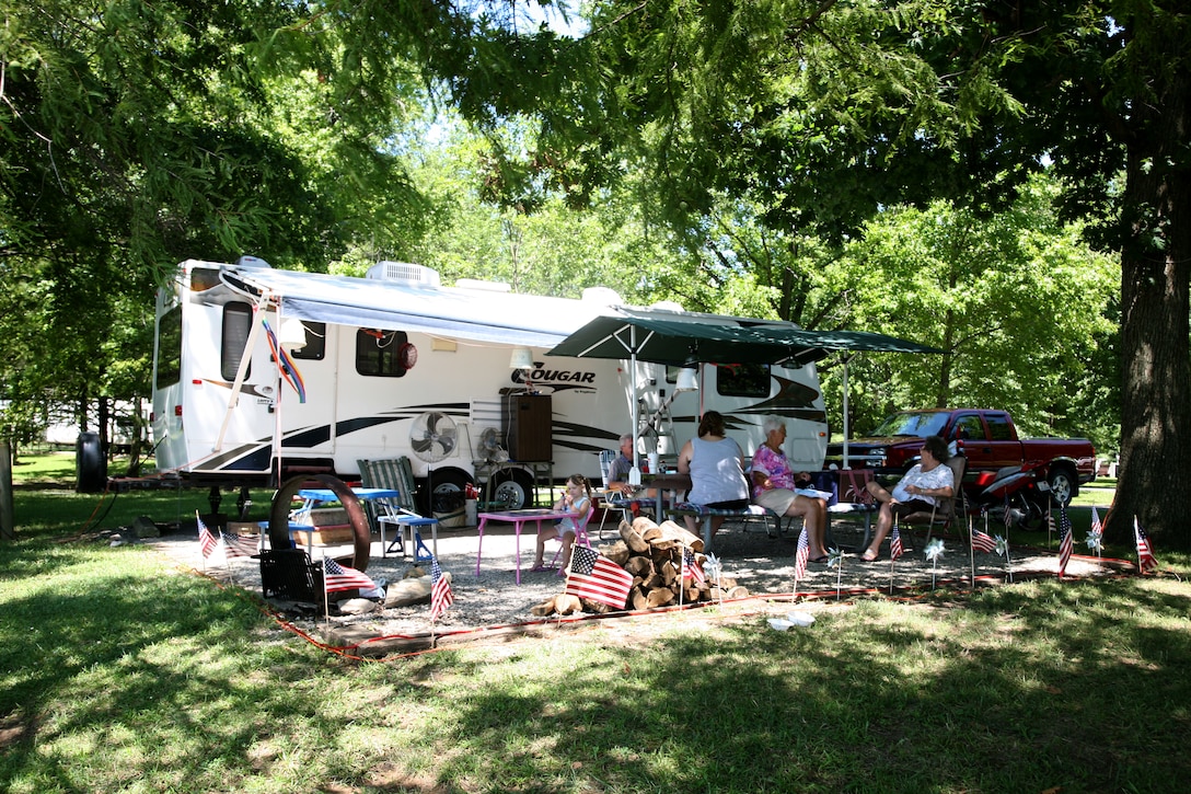 Carlyle Lake offers 700 campsites at an affordable daily rate. Five public campgrounds offer a blend of rustic outdoor pleasures with modern conveniences such as electrical hookups, drinking water, restrooms, hot showers and laundry facilities.