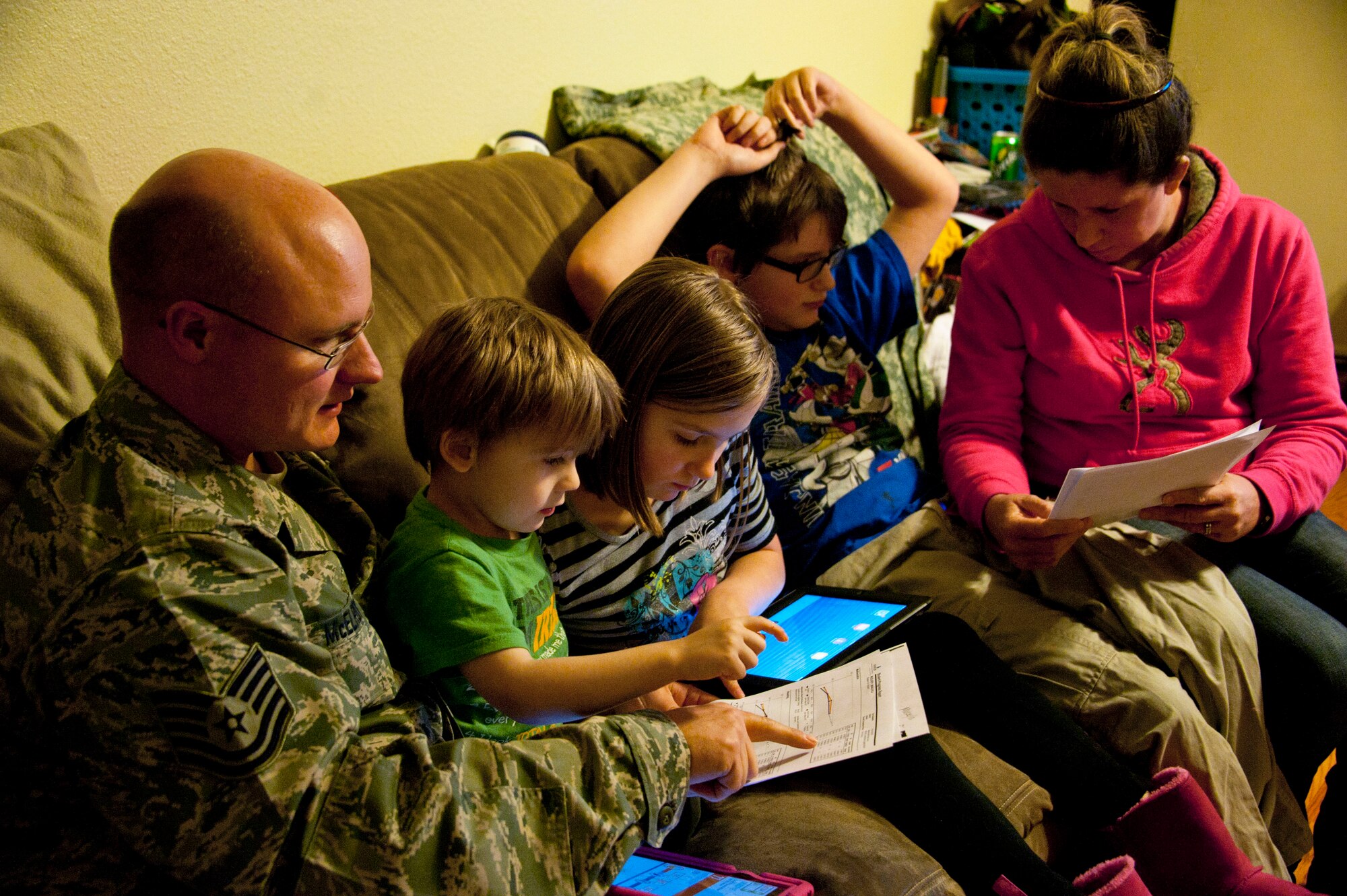 Tech. Sgt. Myron McElroy, 92nd Aircraft Maintenance Squadron instrument and flight controls systems craftsman, sits with his wife, Pam, and children Brennan, Makayla and Morgan. (U.S. Air Force photo/Staff Sgt. Veronica Montes)
