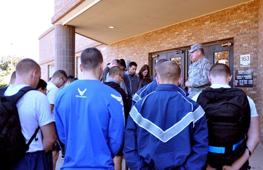 GOODFELLOW AIR FORCE BASE, Texas – Chaplain (Lt. Col.) John F. Tillery, 17th Training Wing, provides an opening prayer for Thanksgiving at the Western Winds Dining Facility Nov. 27. Base leadership took turns serving service members, retirees and dependents for Thanksgiving. (U.S. Air Force photo/ Senior Airman Joshua Edwards)