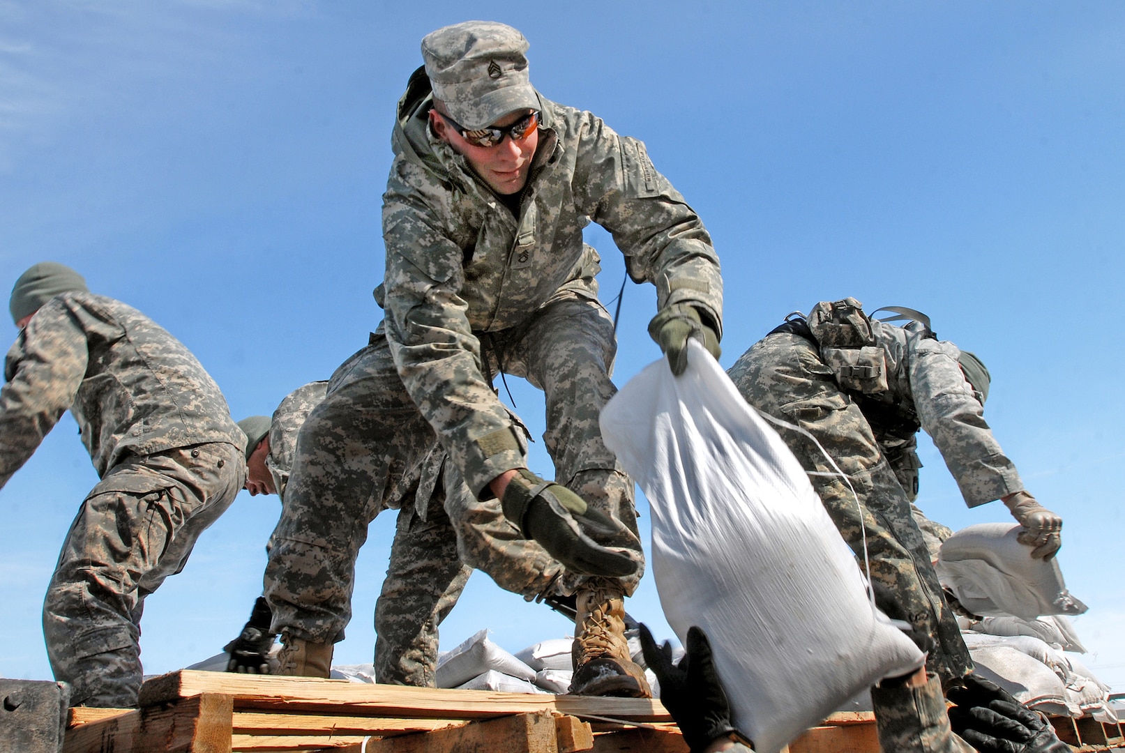 Staff Sgt. Louis Karsnia, a cavalry scout from Headquarters and Headquarters Company, 2nd Combined Arms Battalion, 136th Infantry Regiment, helps distribute sandbags in Moorhead, Minn., as residents continue to fight flooding from the Red River, March 28, 2009.