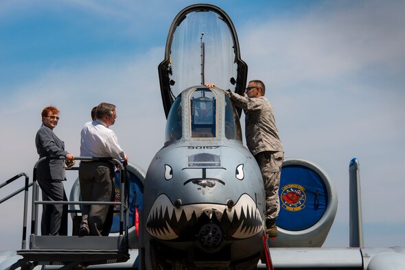 U.S. Air Force Master Sgt. Jimmy Flack, 476th Aircraft Maintenance Squadron avionics technician, shares his experience working with the A-10C Thunderbolt II during a base tour Sept. 18, 2014, at Moody Air Force Base, Ga. The presidents toured the flightline to learn about Moody’s mission and how Airmen work to keep it moving. (U.S. Air Force photo by Airman 1st Class Ryan Callaghan/Released)