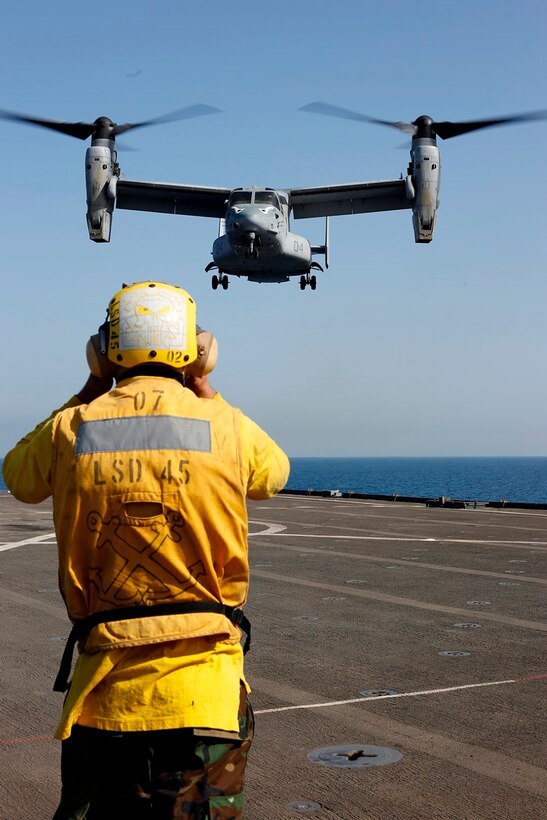 Boatswain’s Mate Third Class Sam Harper, a landing signalman with the USS Comstock and a San Jose, California native, directs an MV-22B Osprey with Marine Medium Tiltrotor Squadron 163 (Reinforced), 11th Marine Expeditionary Unit (MEU), for landing aboard the ship, Sept. 28. The 11th MEU is a forward-deployed, flexible sea-based Marine Air-Ground Task Force embarked with the Makin Island Amphibious Ready Group in the U.S. 5th Fleet area of responsibility. (U.S. Marine Corps photo by Sgt. Melissa Wenger/ Released)